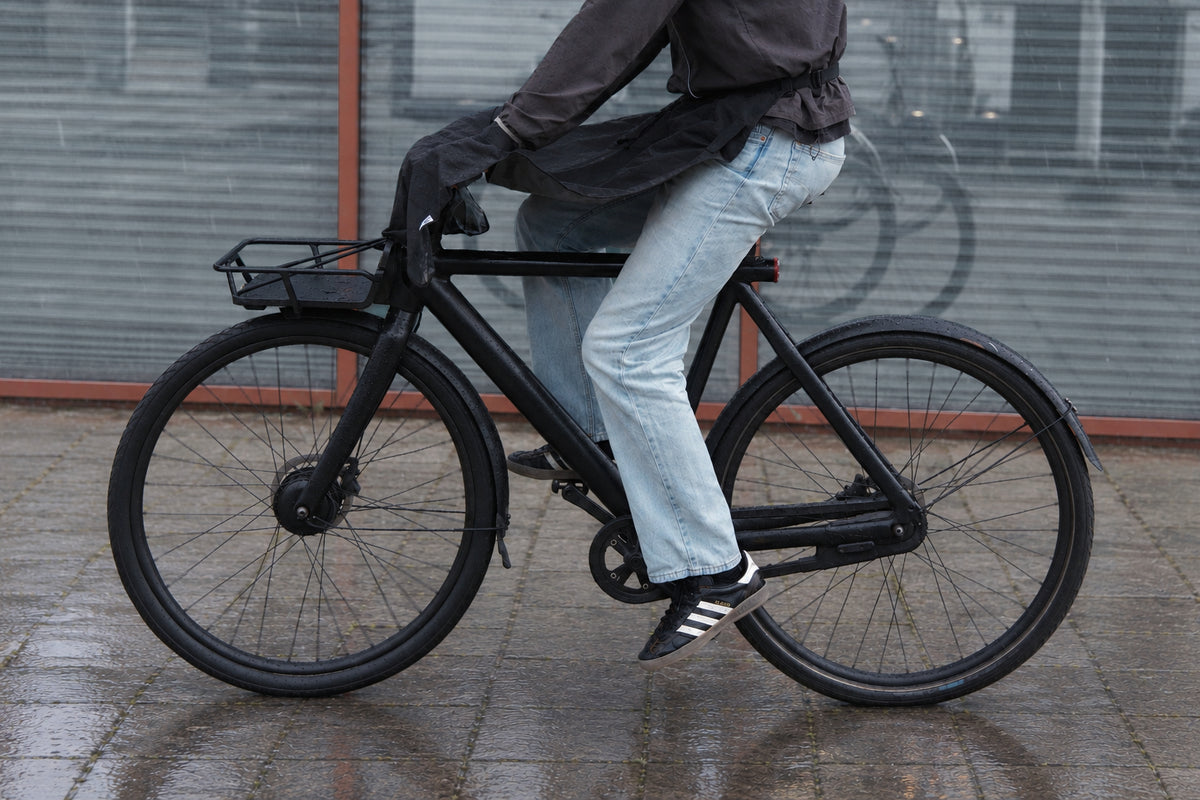 Cyclist with the Manta riding on a wet city street