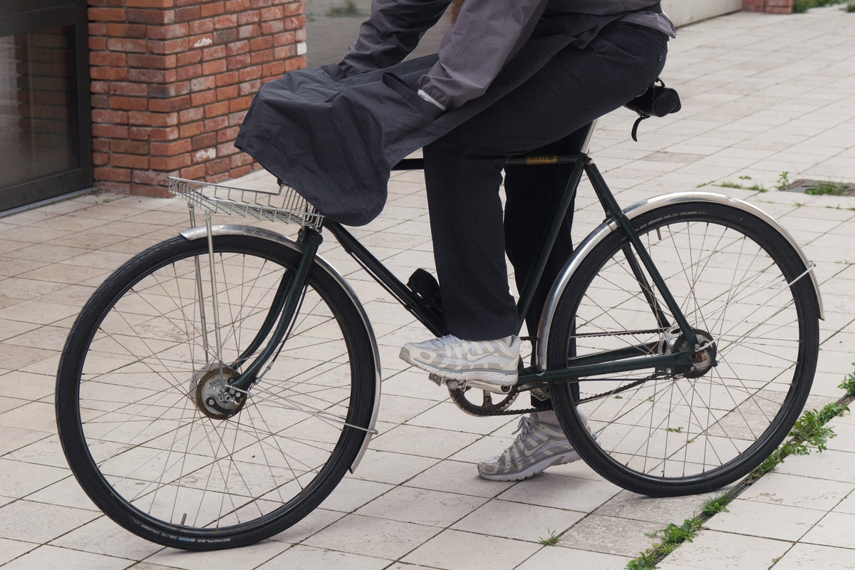 Cyclist on a classic city bike with the Manta covering the legs