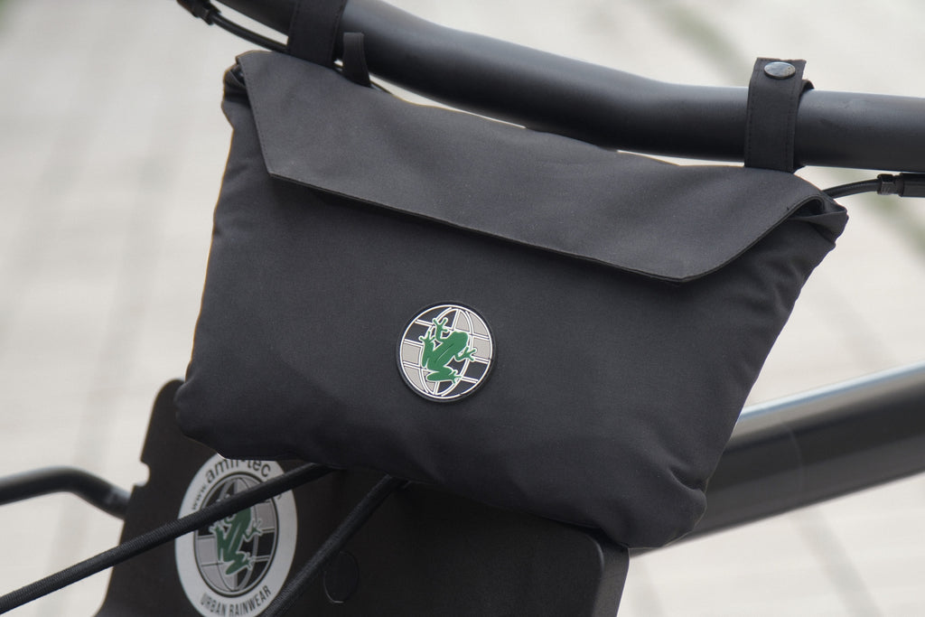 Manta folded into its integrated pouch on the handlebar