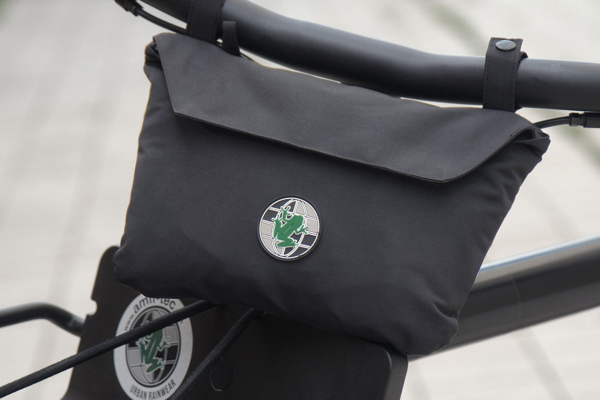 Manta folded into its integrated pouch on the handlebar
